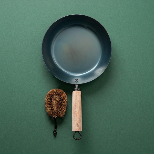 Fujita Kinzoku - "Frying Pan for Unmotivated Days" - Walnut Handle